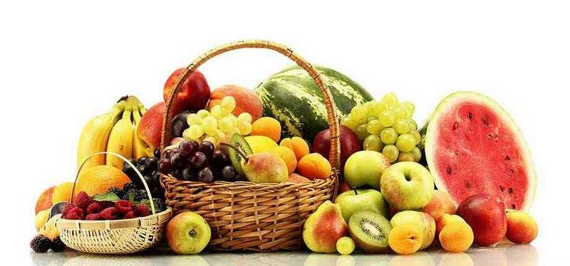 Variedad de frutas presentes dentro y fuera de una cesta